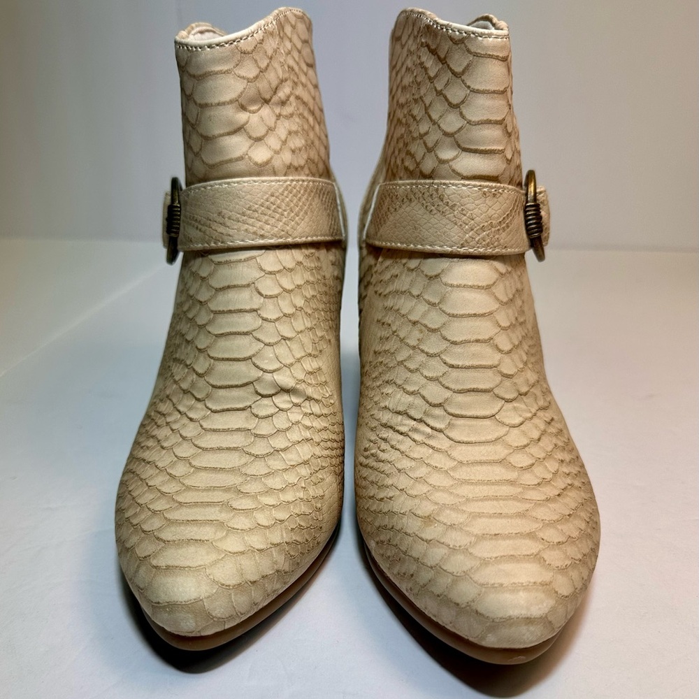 BareTraps Lucia Cream Textured Ankle Booties‎ Size 8M